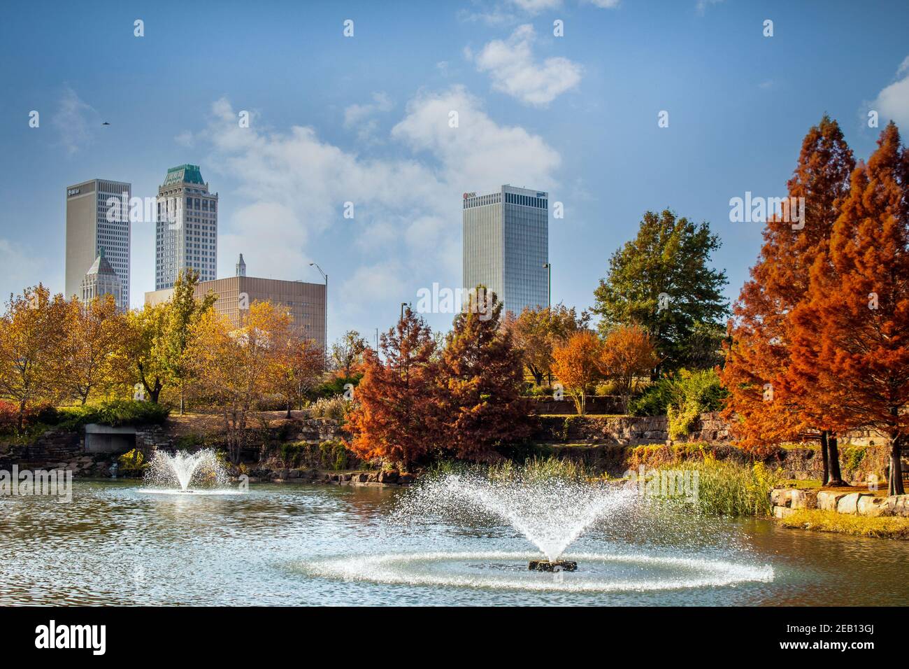 11-16 2020 - Tulsa USA - Blick vom Central Park Der Innenstadt von Tulsa Oklahoma an hellen Herbsttag mit bunten Laub und See und Brunnen in voregr Stockfoto