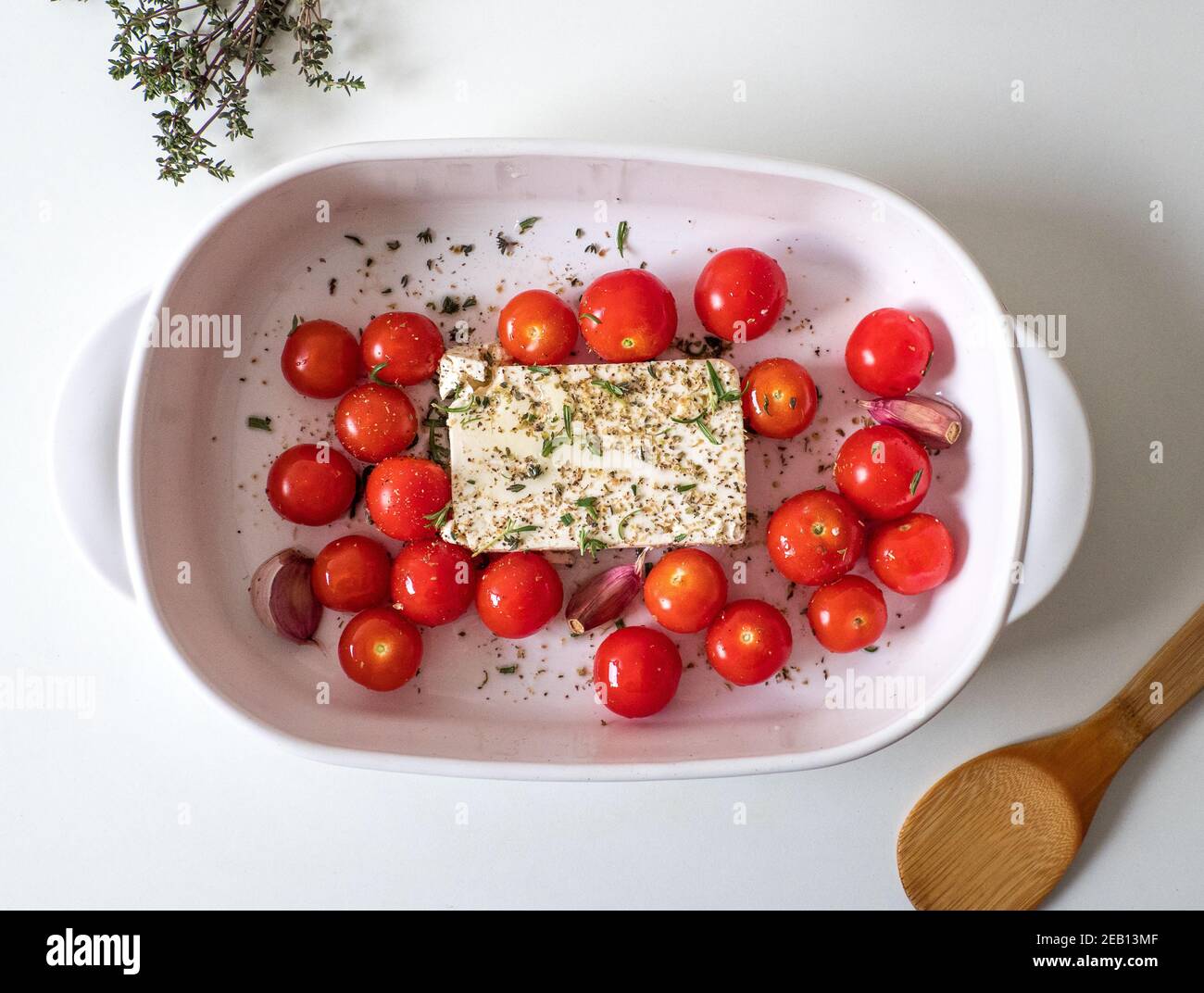 Virale Feta Backen Pasta Rezept mit Tomaten, Knoblauch und Kräutern in einer Auflaufform Stockfoto