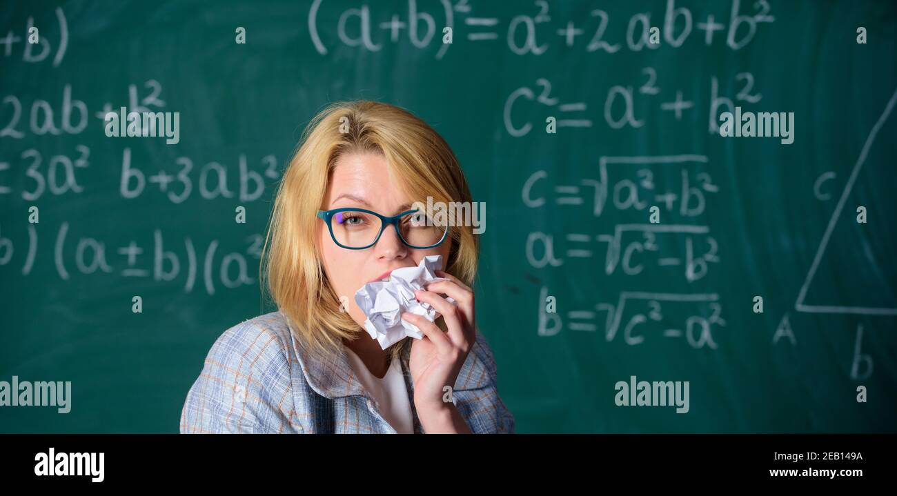 Hungrig nach Wissen. Lehrer bereit, ihre Unterlagen zu essen. Lehrer isst Stück Papier Informationen aufnehmen. Frau Lehrerin isst zerknittertes Stück Papier Schiefertafel Hintergrund. Wissensdurst. Stockfoto