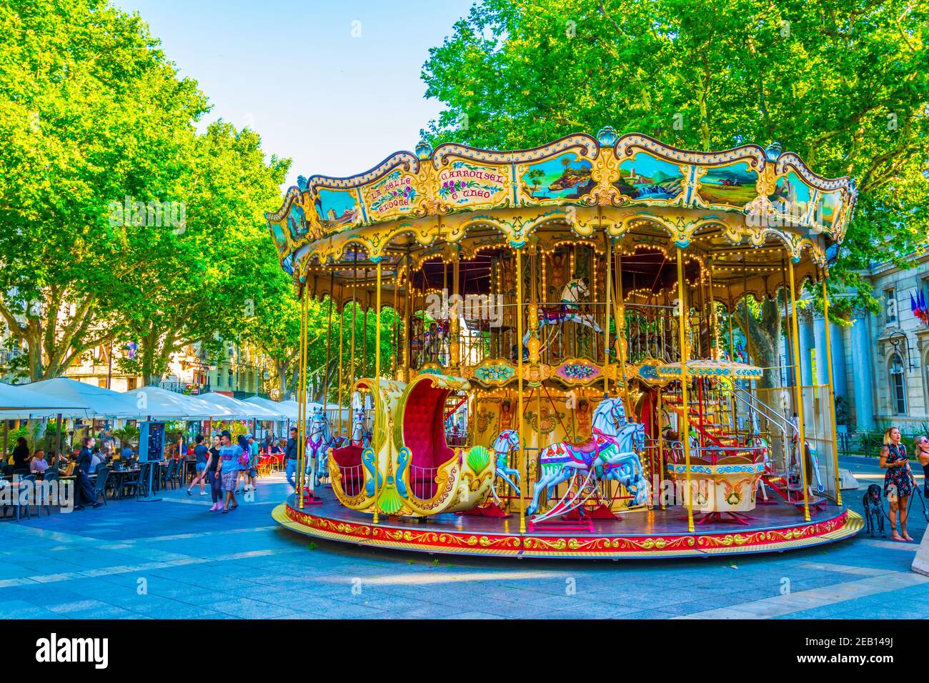 AVIGNON, FRANKREICH, 18. JUNI 2017: Fröhliche Runde auf einem Platz in Avignon, Frankreich Stockfoto