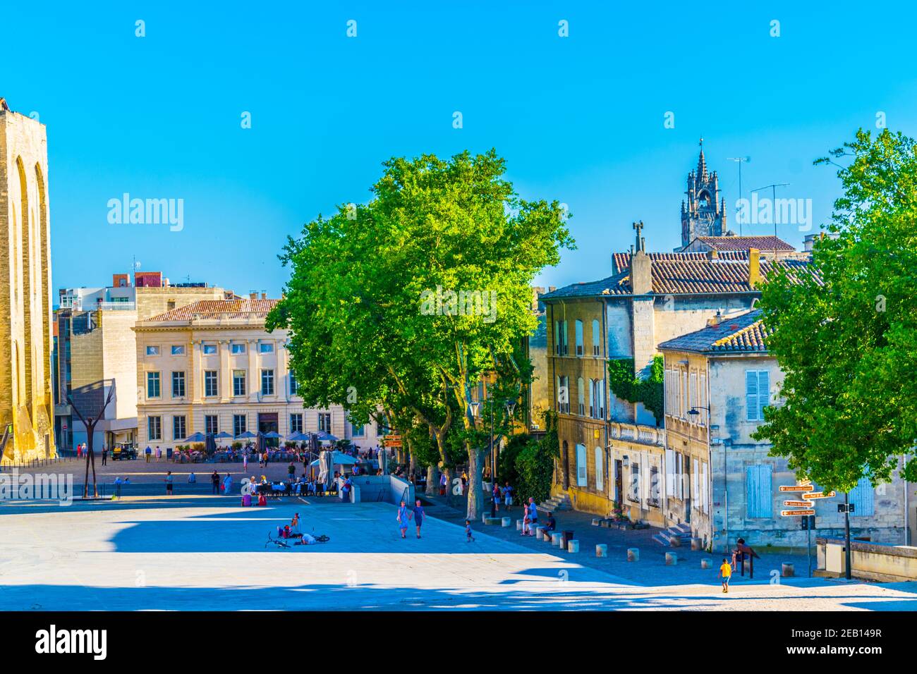 AVIGNON, FRANKREICH, 18. JUNI 2017: Auf dem Place du Palais in Avignon, Frankreich, schlendern die Menschen Stockfoto