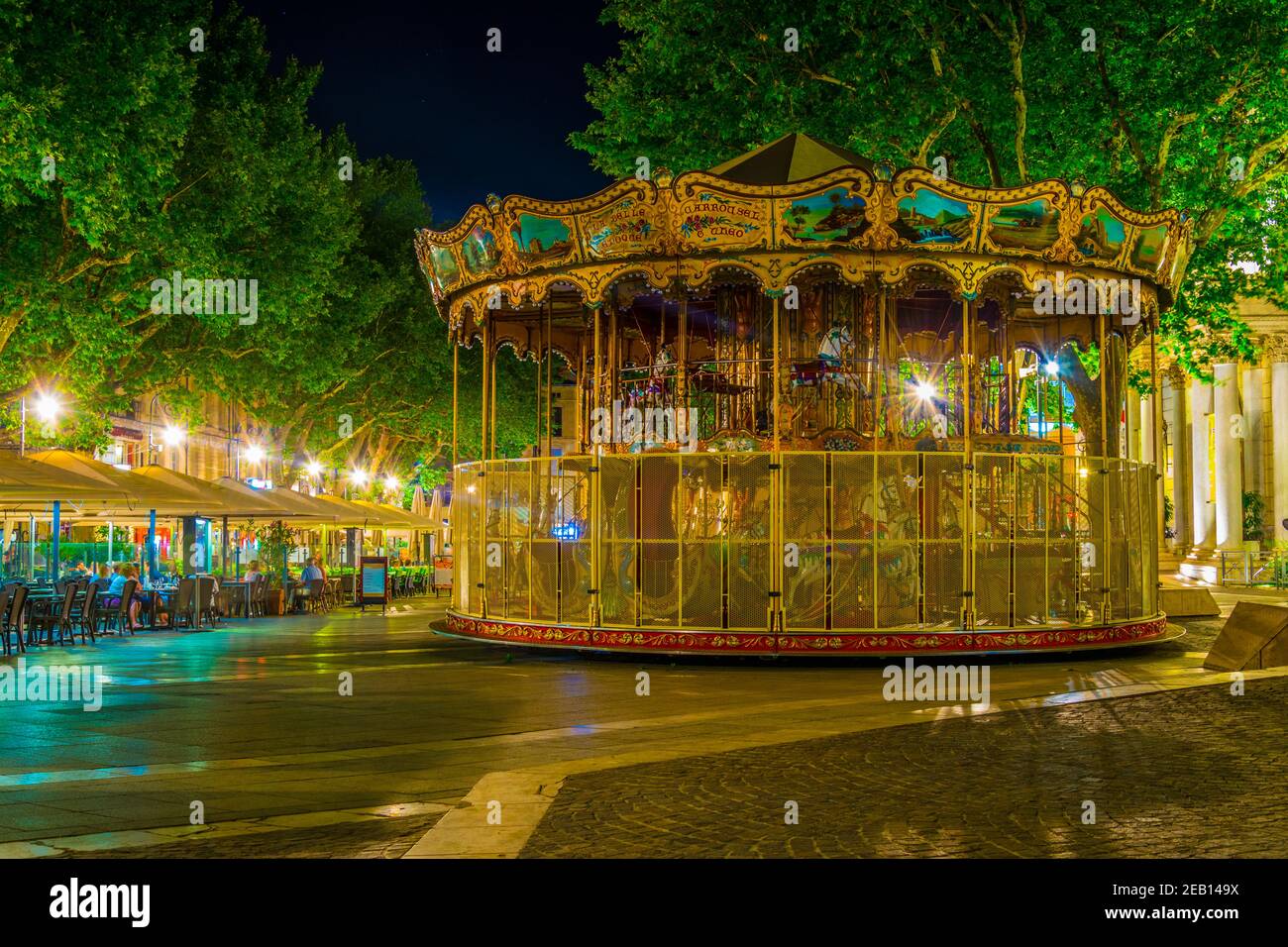 AVIGNON, FRANKREICH, 18. JUNI 2017: Fröhliche Runde auf einem Platz in Avignon, Frankreich Stockfoto
