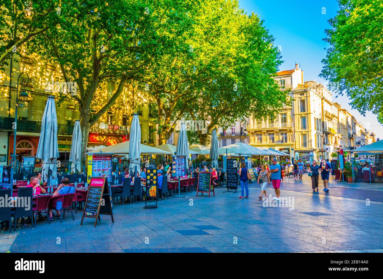 AVIGNON, FRANKREICH, 18. JUNI 2017: Die Menschen schlendern durch eine schmale Straße im Zentrum von Avignon, Frankreich Stockfoto