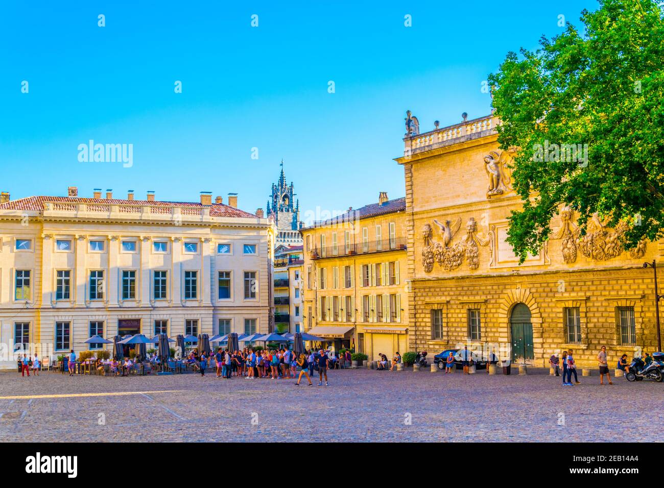 AVIGNON, FRANKREICH, 18. JUNI 2017: Auf dem Place du Palais in Avignon, Frankreich, schlendern die Menschen Stockfoto