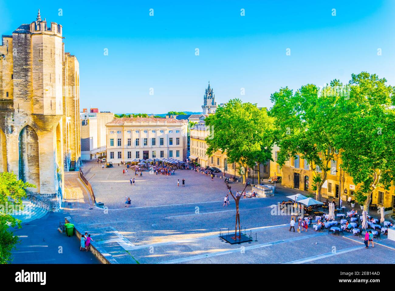 AVIGNON, FRANKREICH, 18. JUNI 2017: Auf dem Place du Palais in Avignon, Frankreich, schlendern die Menschen Stockfoto