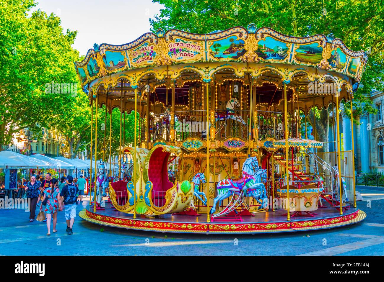 AVIGNON, FRANKREICH, 18. JUNI 2017: Fröhliche Runde auf einem Platz in Avignon, Frankreich Stockfoto