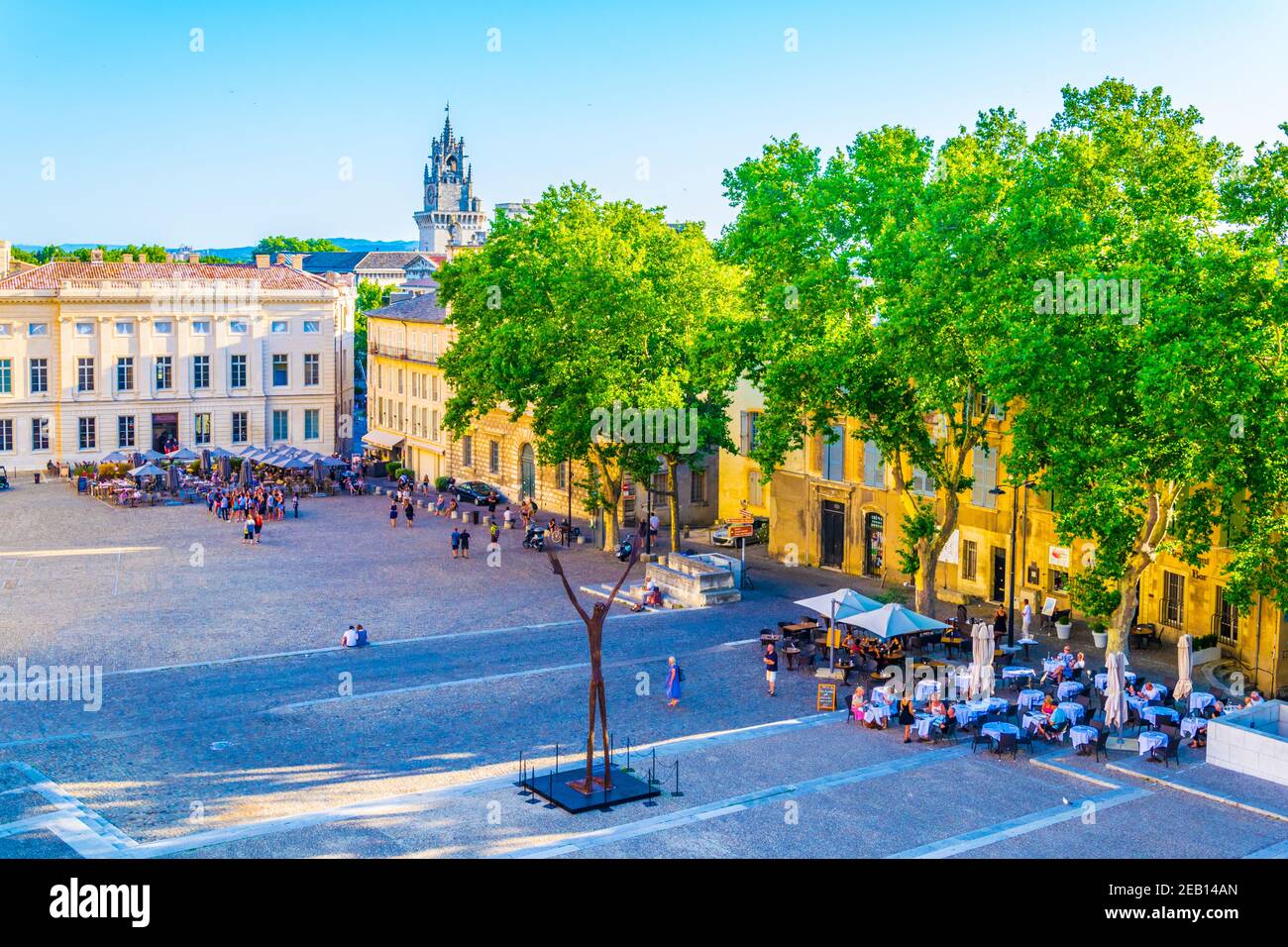 AVIGNON, FRANKREICH, 18. JUNI 2017: Auf dem Place du Palais in Avignon, Frankreich, schlendern die Menschen Stockfoto