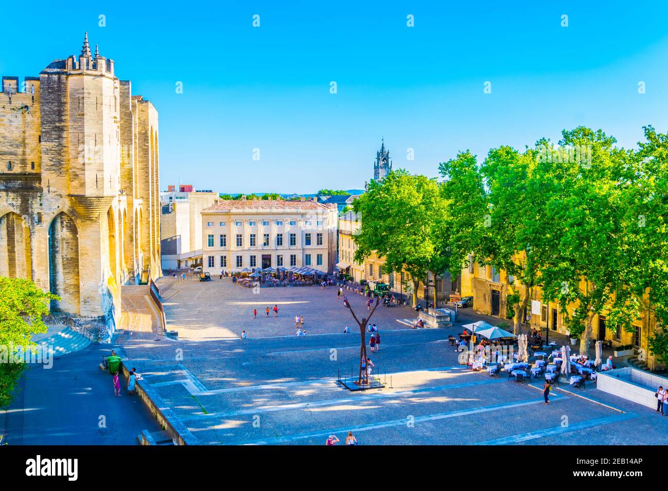 AVIGNON, FRANKREICH, 18. JUNI 2017: Auf dem Place du Palais in Avignon, Frankreich, schlendern die Menschen Stockfoto