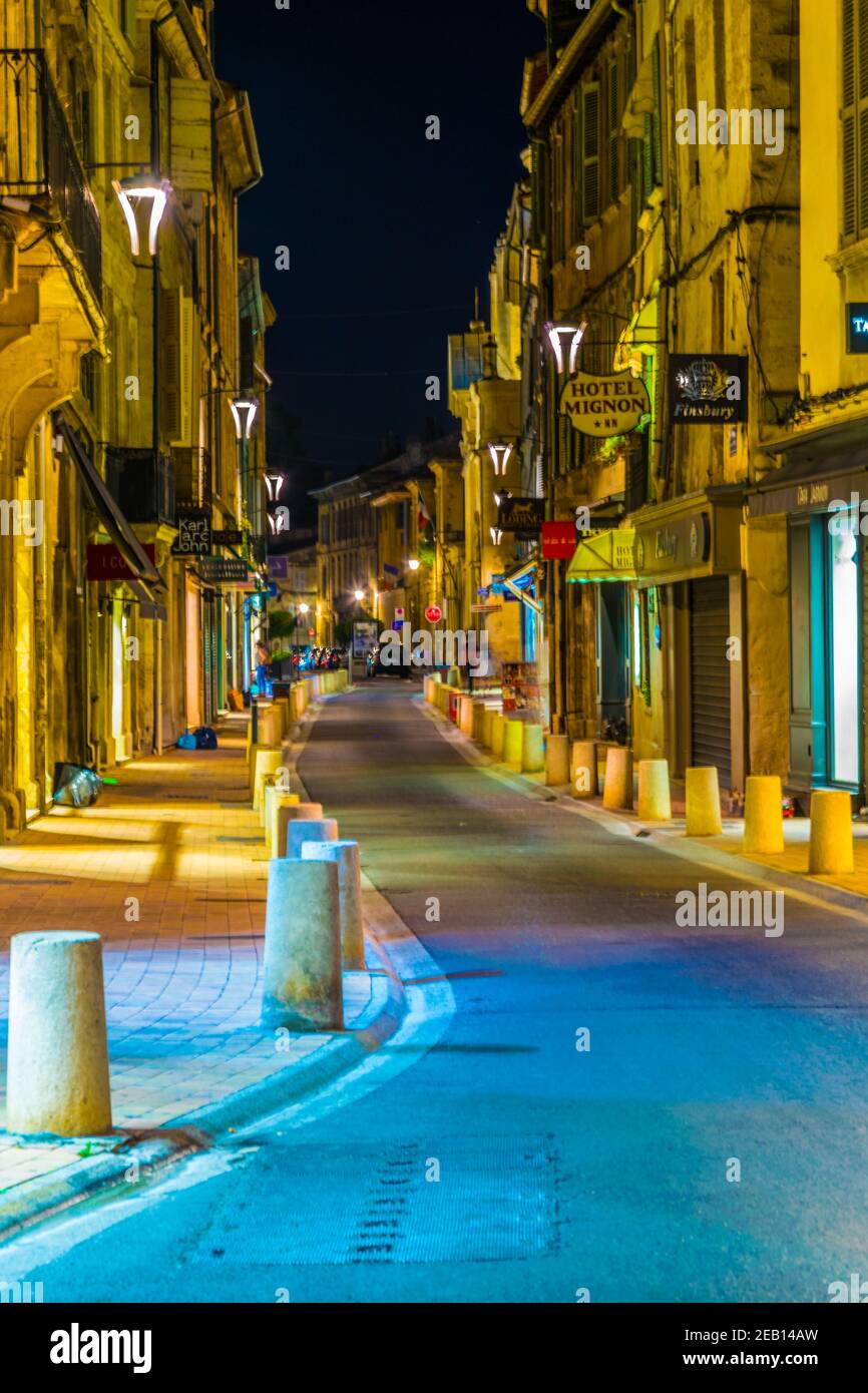 AVIGNON, FRANKREICH, 18. JUNI 2017: Nachtansicht einer schmalen Straße im Zentrum von Avignon, Frankreich Stockfoto