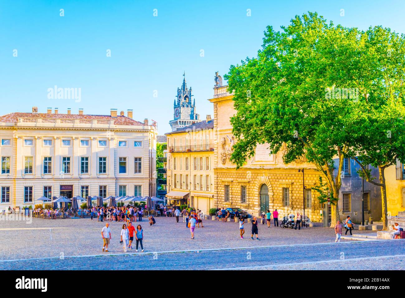 AVIGNON, FRANKREICH, 18. JUNI 2017: Auf dem Place du Palais in Avignon, Frankreich, schlendern die Menschen Stockfoto