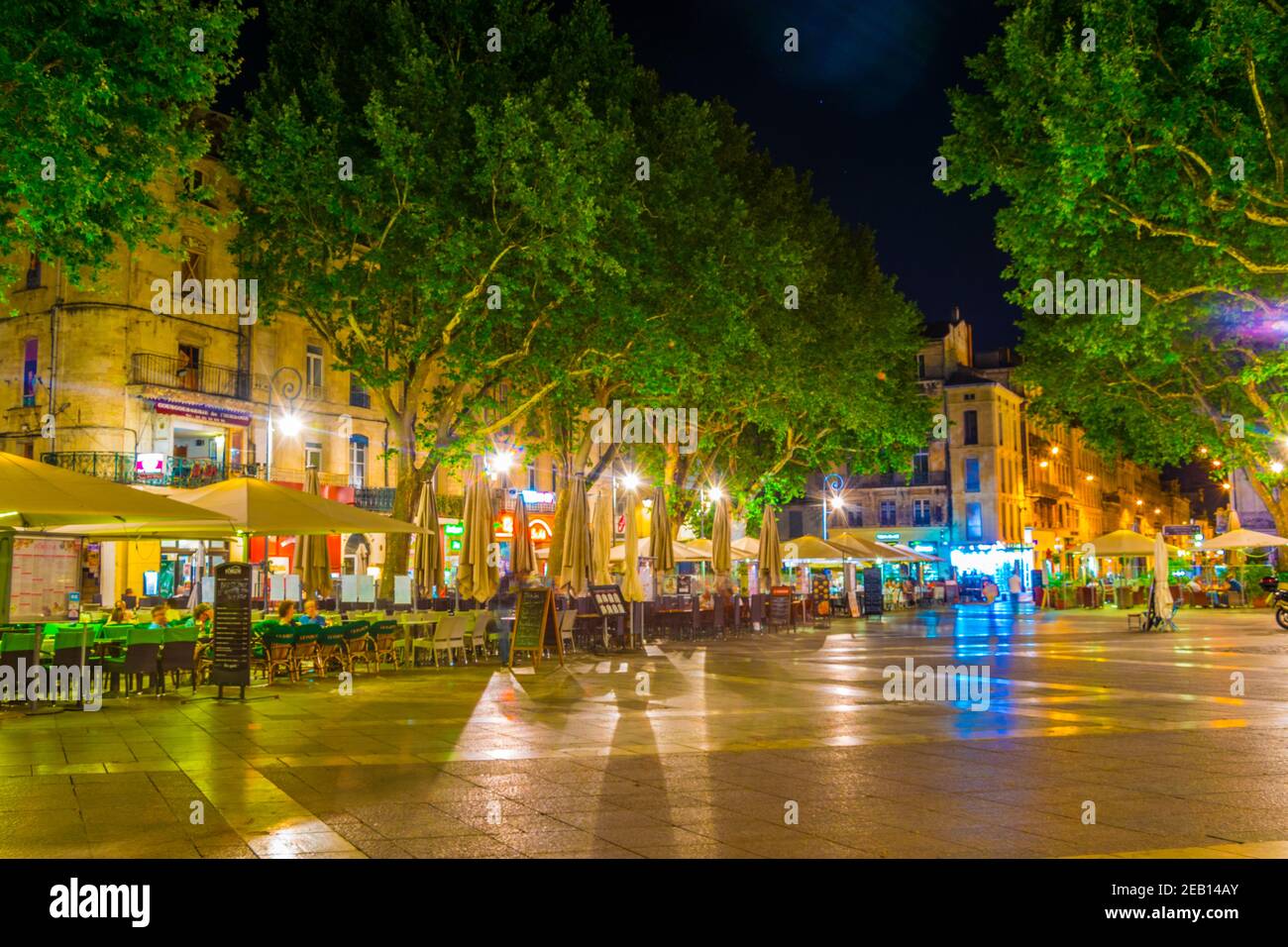 AVIGNON, FRANKREICH, 18. JUNI 2017: Nachtansicht einer schmalen Straße im Zentrum von Avignon, Frankreich Stockfoto