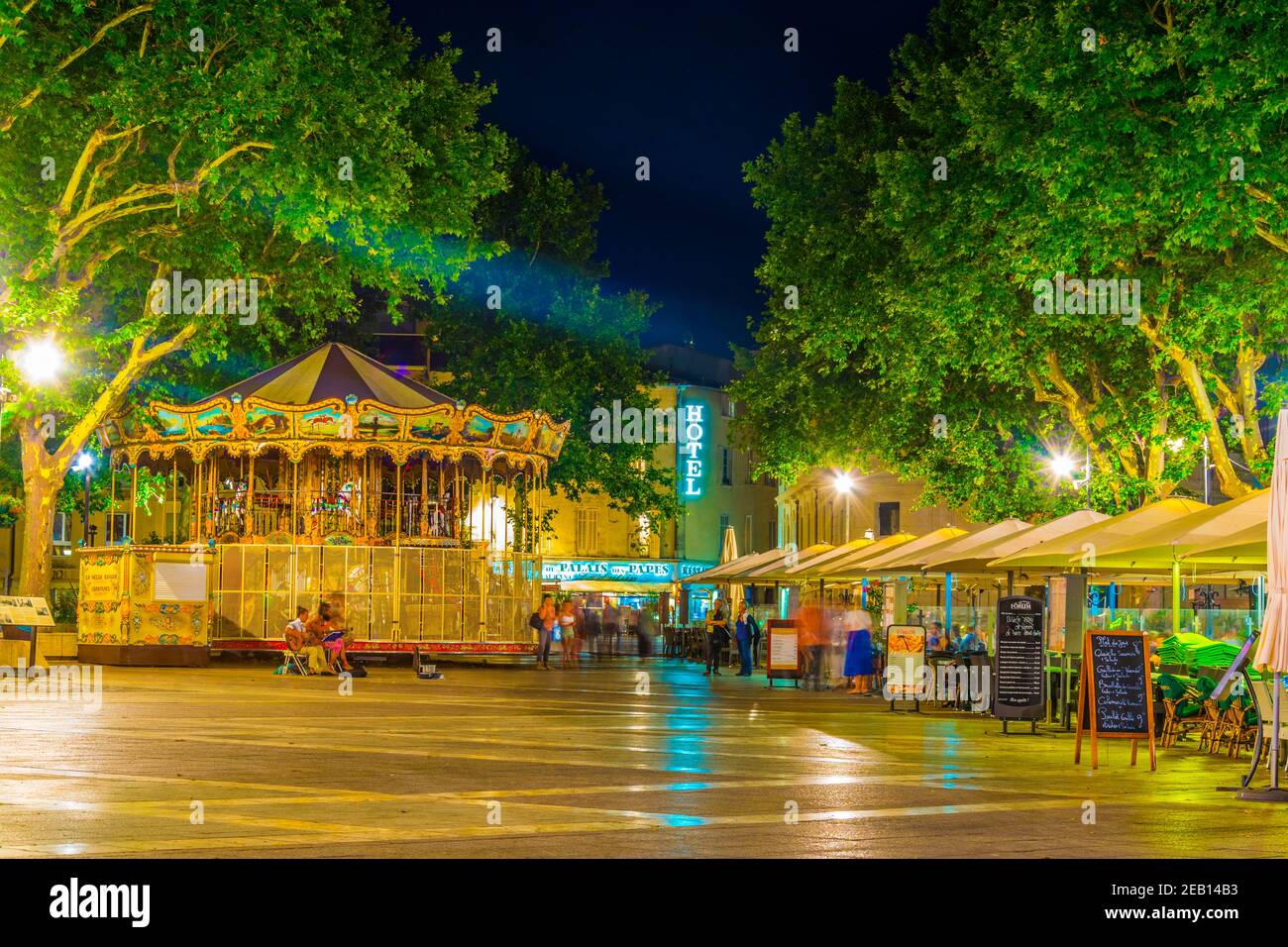 AVIGNON, FRANKREICH, 18. JUNI 2017: Fröhliche Runde auf einem Platz in Avignon, Frankreich Stockfoto