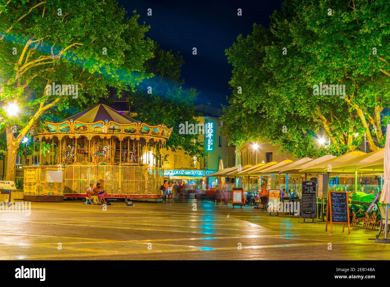 AVIGNON, FRANKREICH, 18. JUNI 2017: Fröhliche Runde auf einem Platz in Avignon, Frankreich Stockfoto