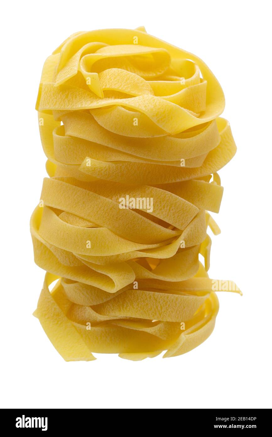 Italienische Pasta fettuccine Nester isoliert auf weißem Hintergrund. Pasta Tagliatelle Blick von oben Stockfoto