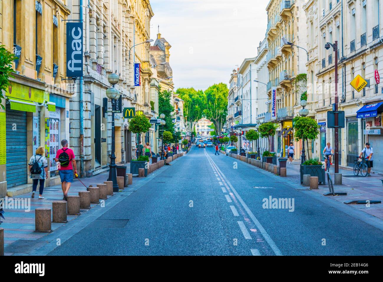 AVIGNON, FRANKREICH, 19. JUNI 2017: Die Menschen schlendern durch eine schmale Straße im Zentrum von Avignon, Frankreich Stockfoto