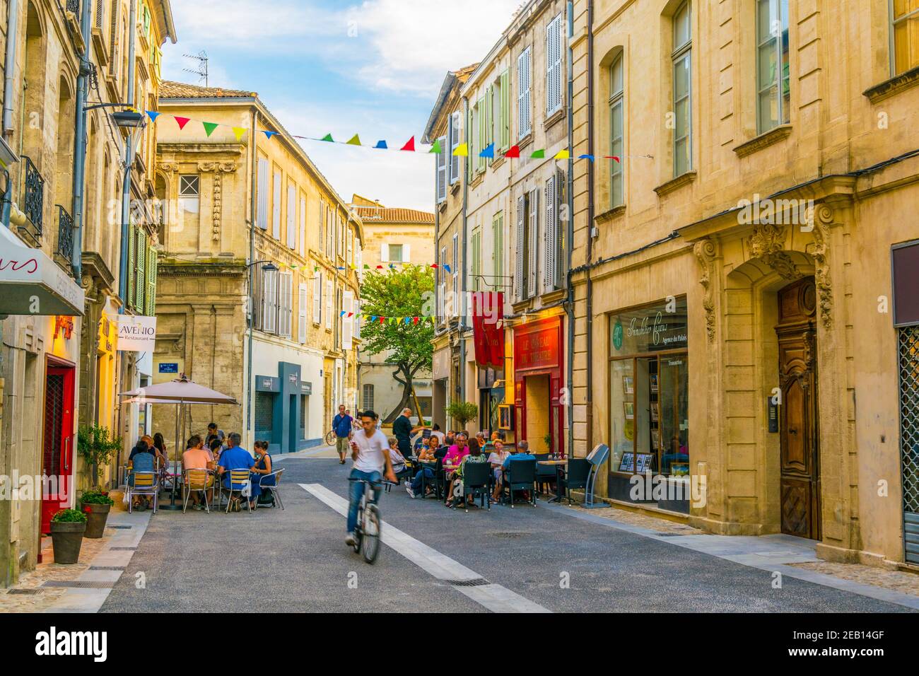 AVIGNON, FRANKREICH, 19. JUNI 2017: Die Menschen schlendern durch eine schmale Straße im Zentrum von Avignon, Frankreich Stockfoto