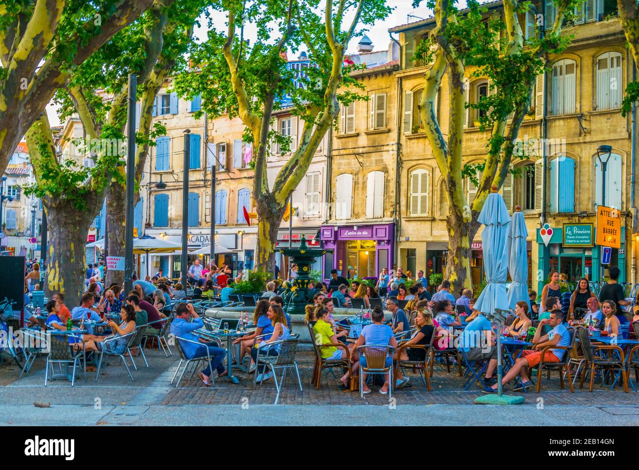 AVIGNON, FRANKREICH, 19. JUNI 2017: Die Menschen schlendern durch eine schmale Straße im Zentrum von Avignon, Frankreich Stockfoto