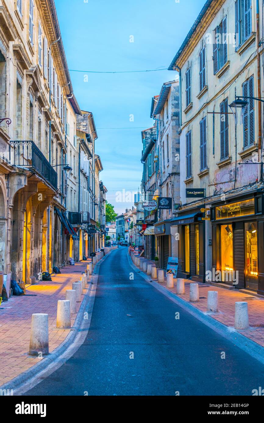 AVIGNON, FRANKREICH, 19. JUNI 2017: Die Menschen schlendern durch eine schmale Straße im Zentrum von Avignon, Frankreich Stockfoto