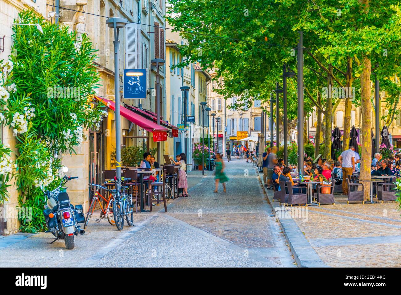 AVIGNON, FRANKREICH, 19. JUNI 2017: Die Menschen schlendern durch eine schmale Straße im Zentrum von Avignon, Frankreich Stockfoto