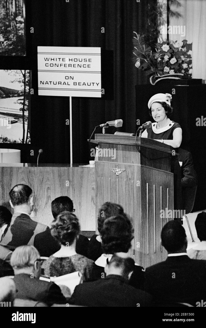 U.S. First Lady Claudia 'Lady Bird' Johnson spricht Delegierte auf der White House Conference on Natural Beauty, Washington, D.C., USA, Warren K. Leffler, 24. Mai 1965 Stockfoto