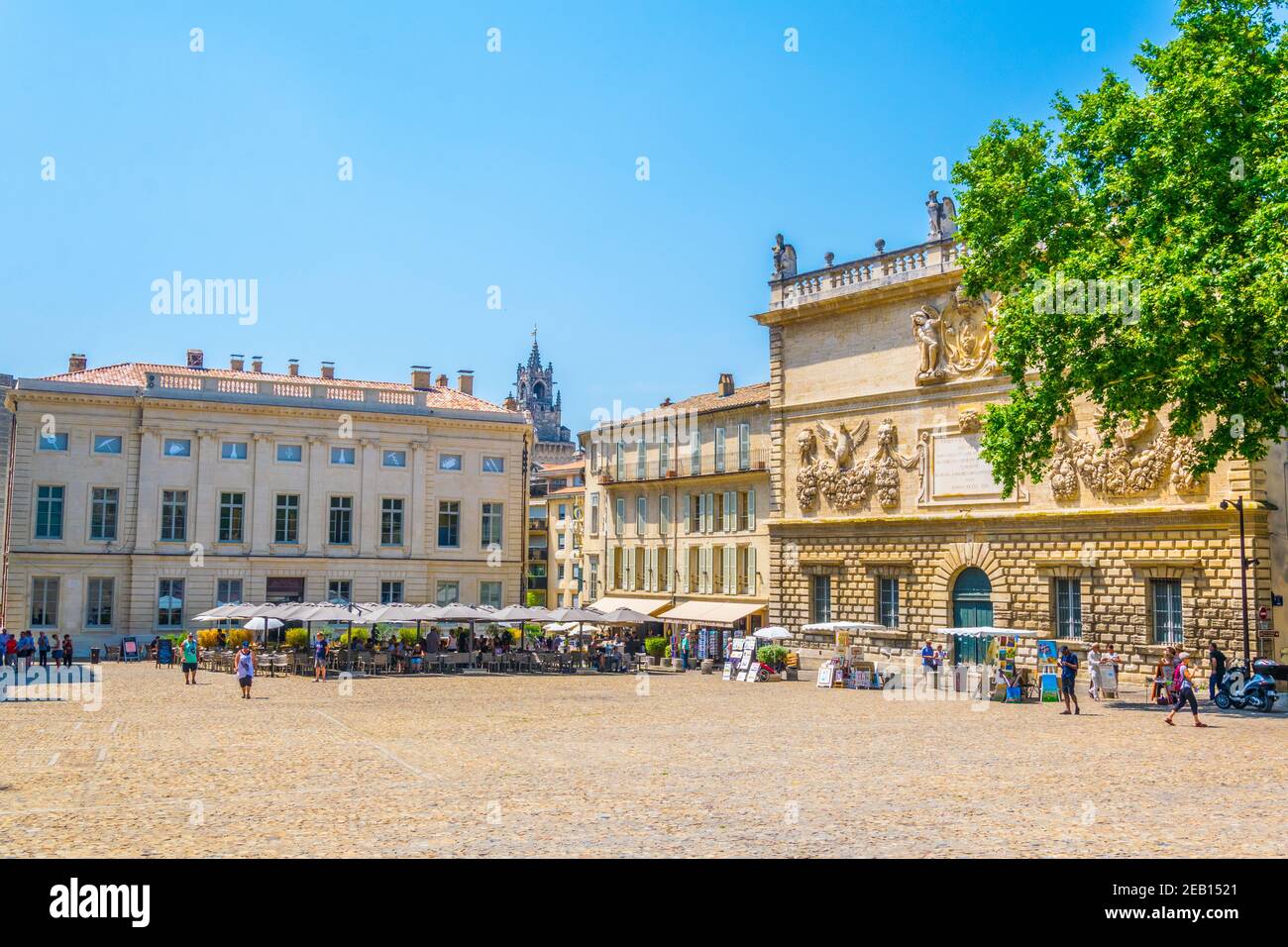 AVIGNON, FRANKREICH, 22. JUNI 2017: Auf dem Place du Palais in Avignon, Frankreich, schlendern die Menschen Stockfoto