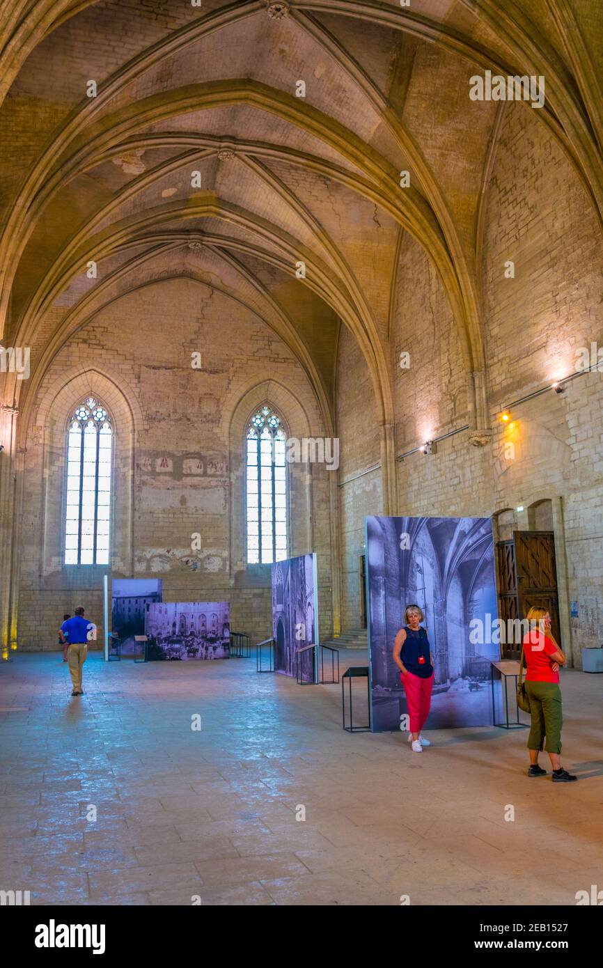 AVIGNON, FRANKREICH, 22. JUNI 2017: Touristen schlendern durch das Palais de Papes in Avignon, Frankreich Stockfoto