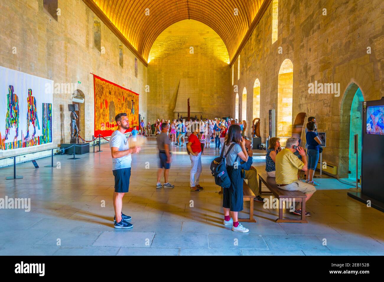 AVIGNON, FRANKREICH, 22. JUNI 2017: Touristen schlendern durch das Palais de Papes in Avignon, Frankreich Stockfoto