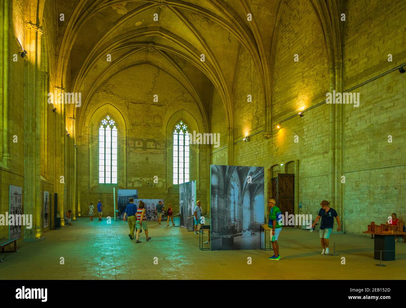 AVIGNON, FRANKREICH, 22. JUNI 2017: Touristen schlendern durch das Palais de Papes in Avignon, Frankreich Stockfoto