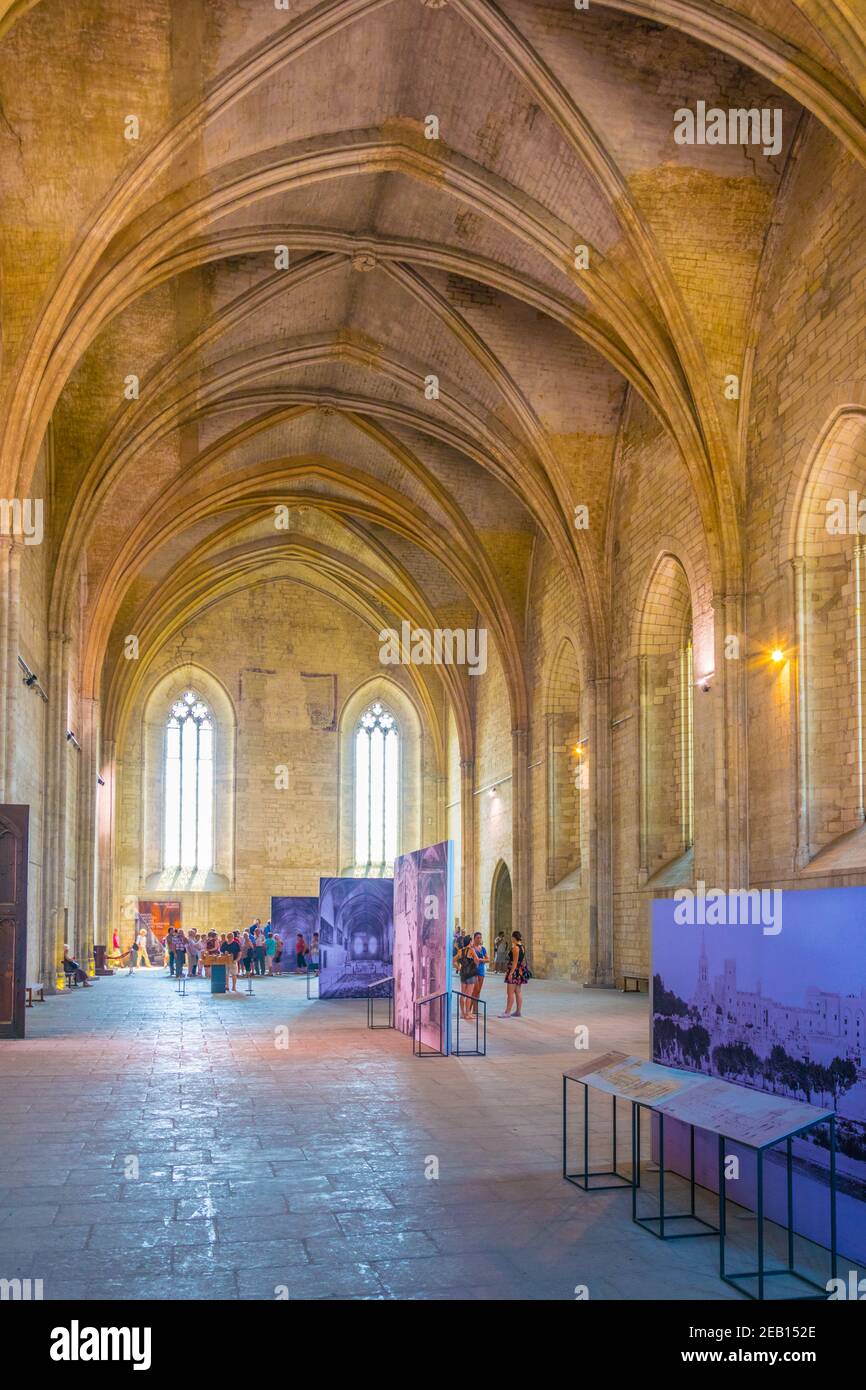 AVIGNON, FRANKREICH, 22. JUNI 2017: Touristen schlendern durch das Palais de Papes in Avignon, Frankreich Stockfoto