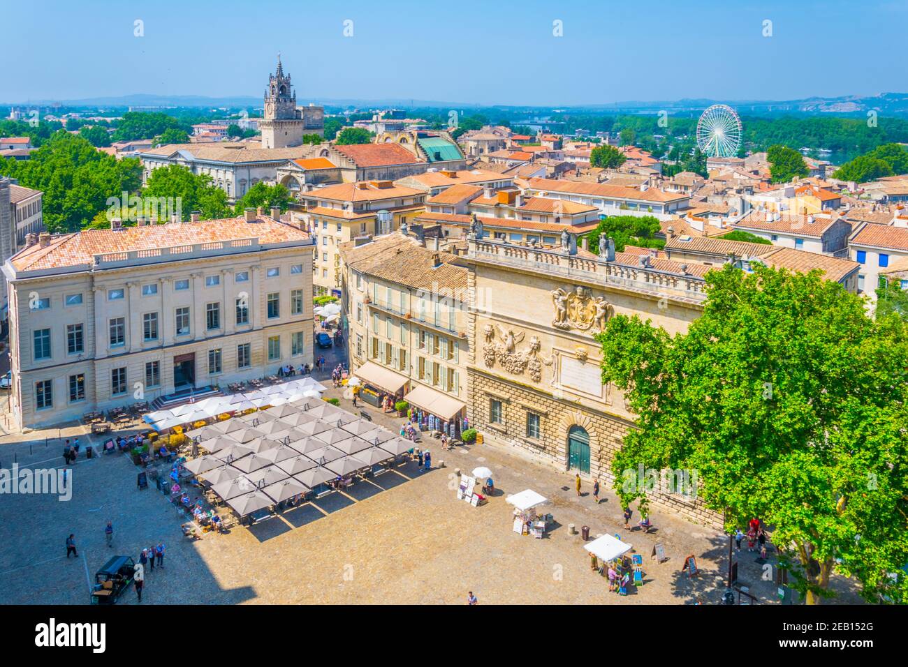 AVIGNON, FRANKREICH, 22. JUNI 2017: Auf dem Place du Palais in Avignon, Frankreich, schlendern die Menschen Stockfoto