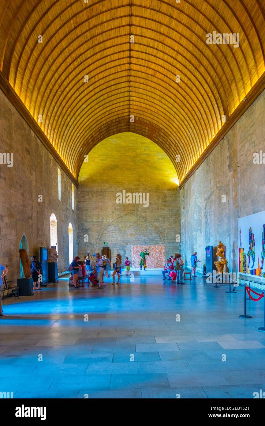 AVIGNON, FRANKREICH, 22. JUNI 2017: Touristen schlendern durch das Palais de Papes in Avignon, Frankreich Stockfoto