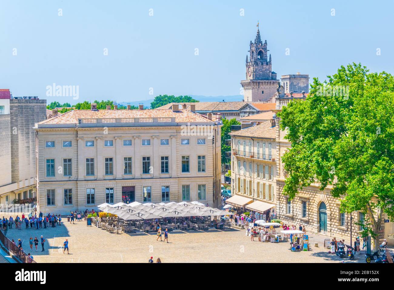 AVIGNON, FRANKREICH, 22. JUNI 2017: Auf dem Place du Palais in Avignon, Frankreich, schlendern die Menschen Stockfoto