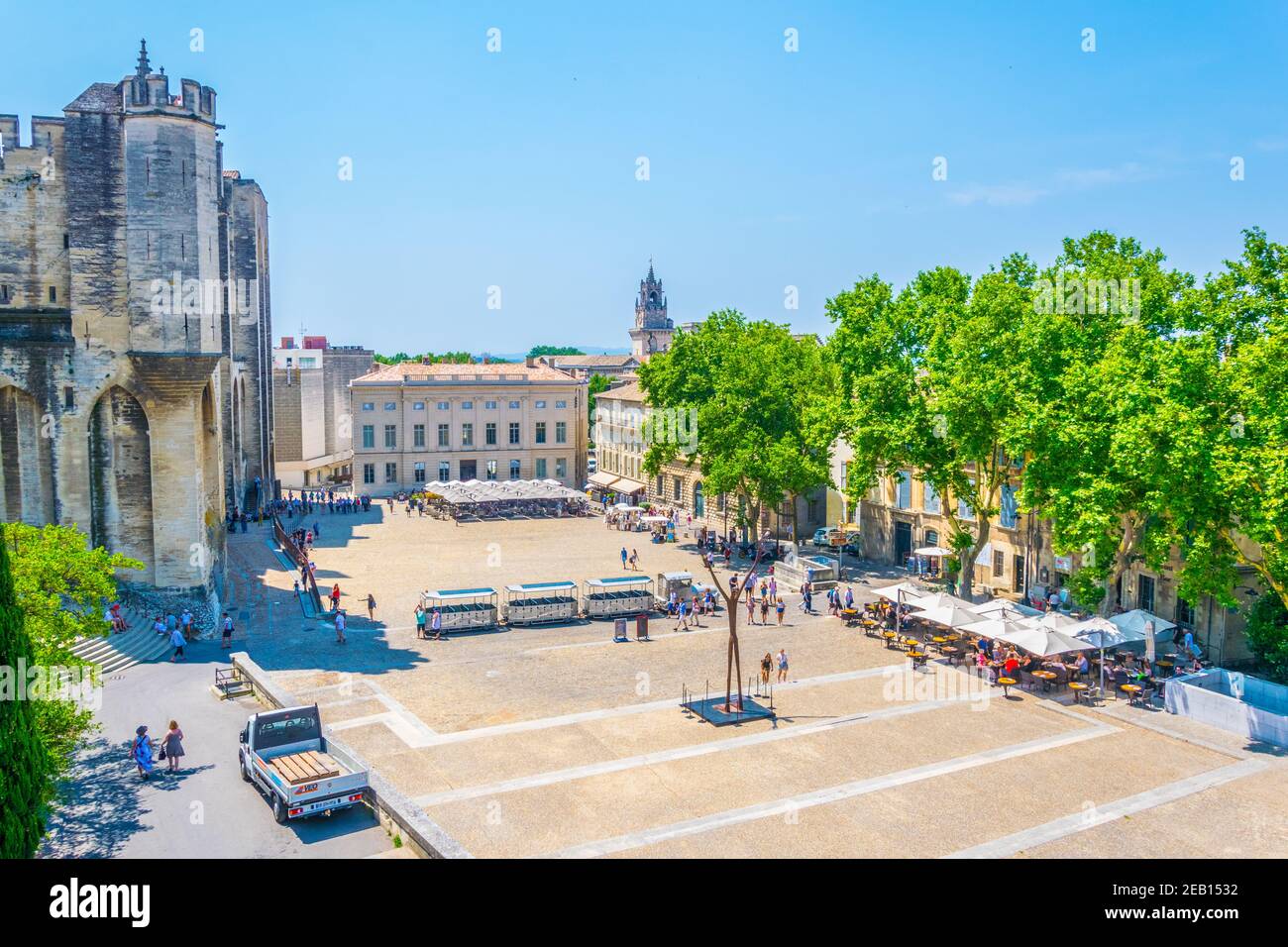 AVIGNON, FRANKREICH, 22. JUNI 2017: Auf dem Place du Palais in Avignon, Frankreich, schlendern die Menschen Stockfoto