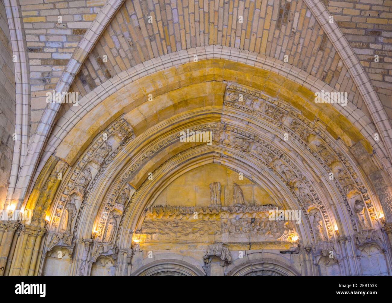 AVIGNON, FRANKREICH, 22. JUNI 2017: Touristen schlendern durch das Palais de Papes in Avignon, Frankreich Stockfoto
