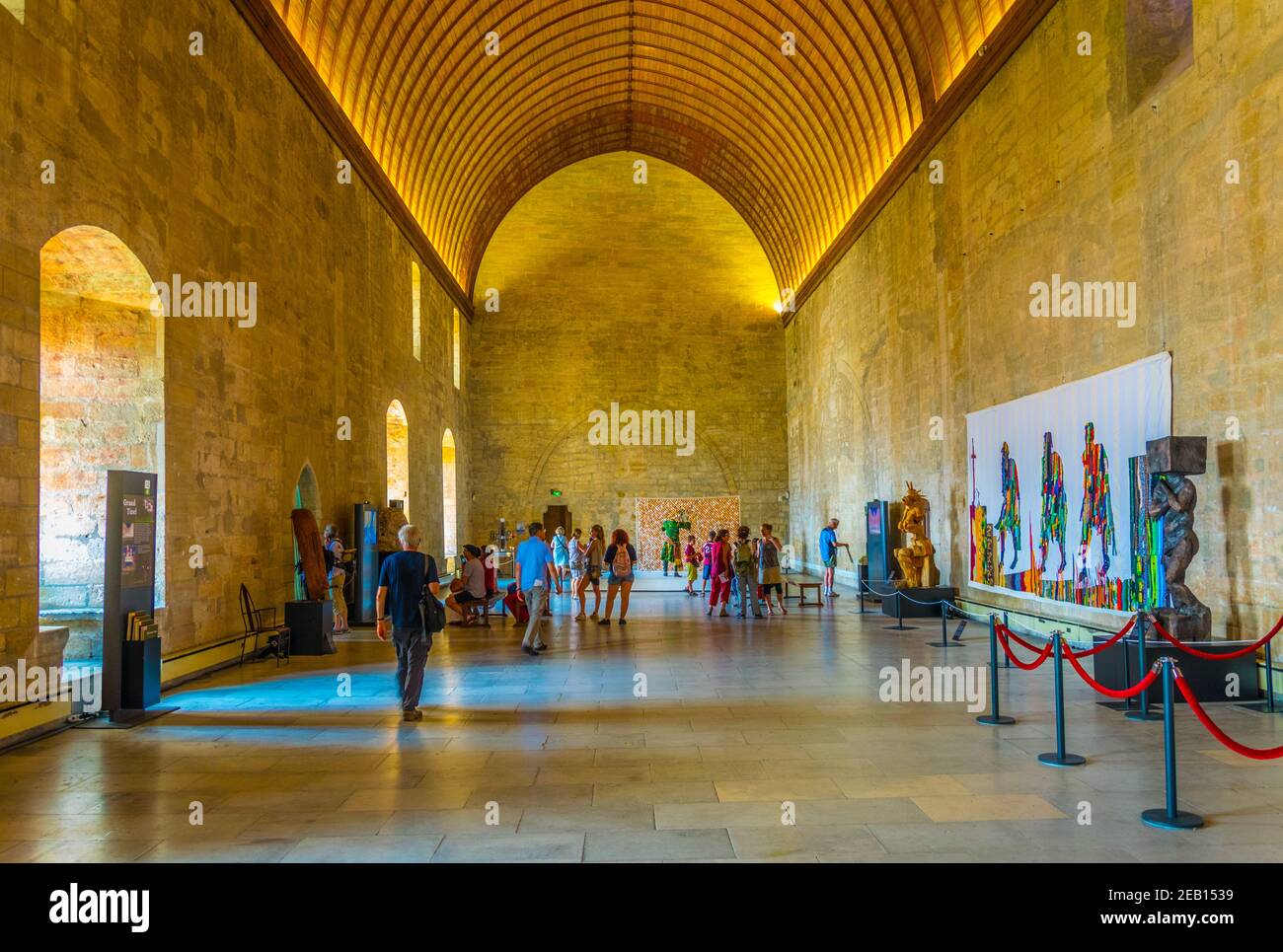 AVIGNON, FRANKREICH, 22. JUNI 2017: Touristen schlendern durch das Palais de Papes in Avignon, Frankreich Stockfoto