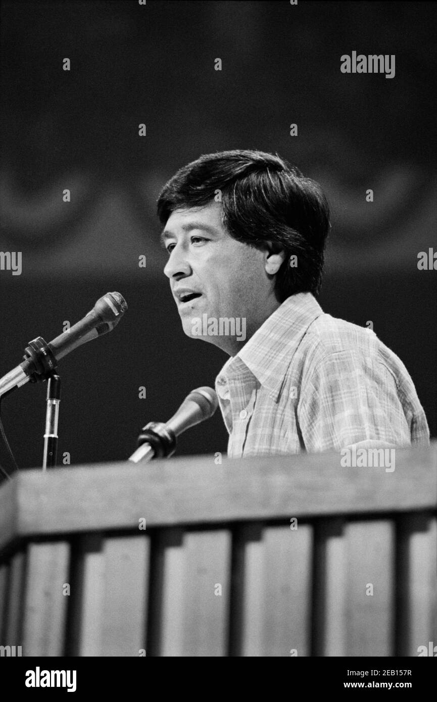 Cesar Chavez auf dem Podium, ernannte den kalifornischen Gouverneur Jerry Brown bei der Democratic National Convention, Madison Square Garden, New York City, New York, USA, Warren K. Leffler, 14. Juli 1976 Stockfoto