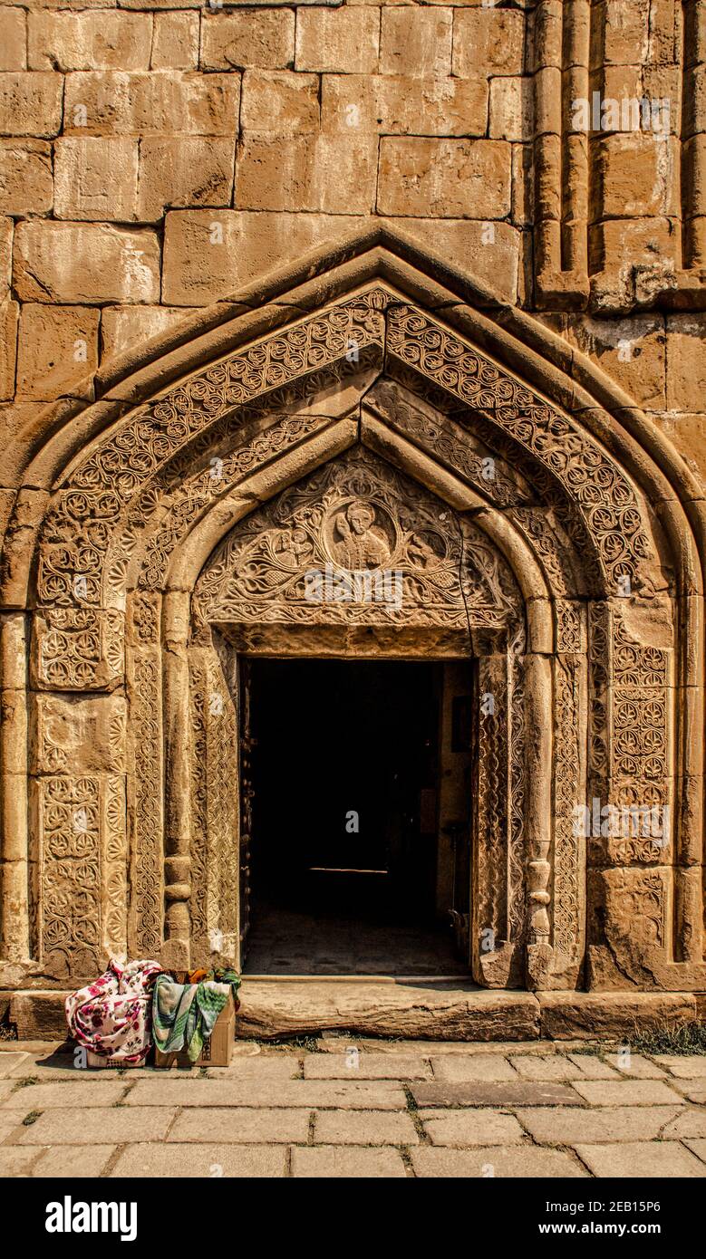Alte geschnitzte Tür zum Jvari Kloster - sechste Jahrhundert georgischen UNESCO Welterbe - 1400 Jahre alt und strukturiert und Körniger ston Stockfoto