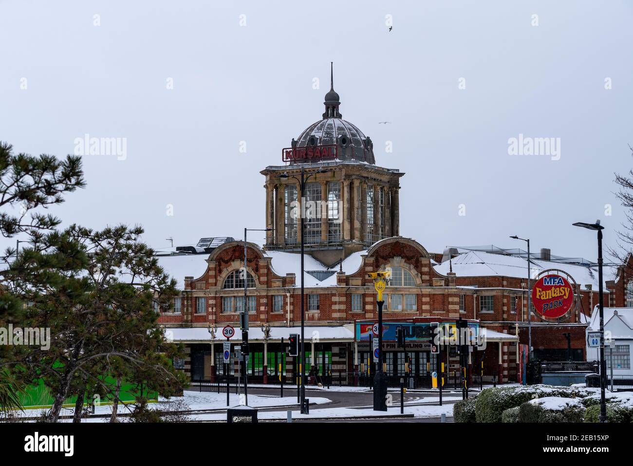 Kursaal-Gebäude in Southend on Sea, Essex, Großbritannien, mit Schnee von Storm Darcy. Historischer Veranstaltungsort, derzeit geschlossen Stockfoto