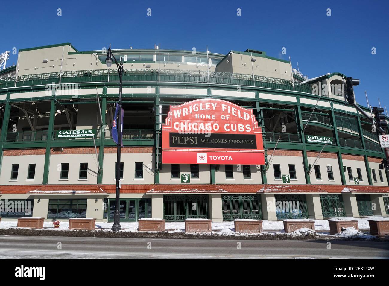 Eine allgemeine Ansicht des Wrigley Feldes und des roten Festzeltzeichens am Haupteingang, Sonntag, 7. Februar 2021, in Chicago. Das Stadion ist die Heimat der Chicago Cubs. Stockfoto