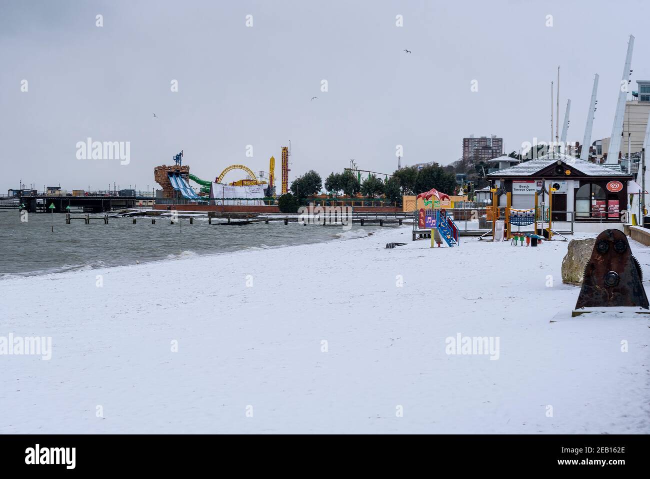 Jubilee Beach in Southend on Sea, Essex, UK, mit Schnee vom Storm Darcy. Schneebedeckter Strand, Attraktionen am Meer Stockfoto