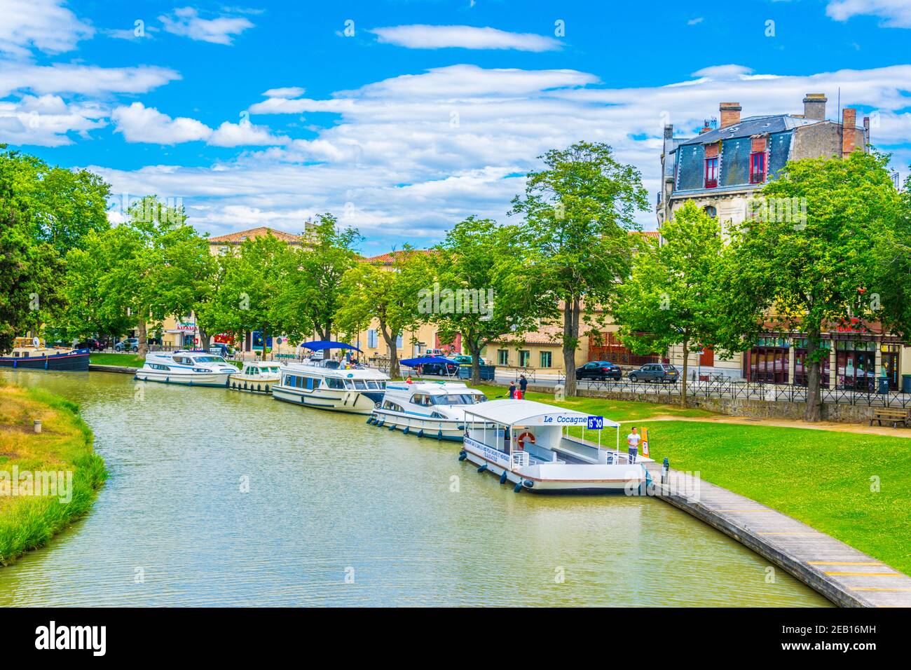 CARCASSONNE, FRANKREICH, 28. JUNI 2017: Touristenboote liegen auf dem Canal du Midi im Zentrum von Carcassonne, Frankreich Stockfoto