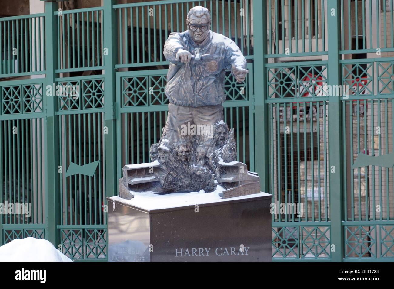 Eine Statue des ehemaligen Chicago Cubs öffentlichen Ansageansager Harry Caray am Wrigley Field, Sonntag, 7. Februar 2021, in Chicago. Stockfoto
