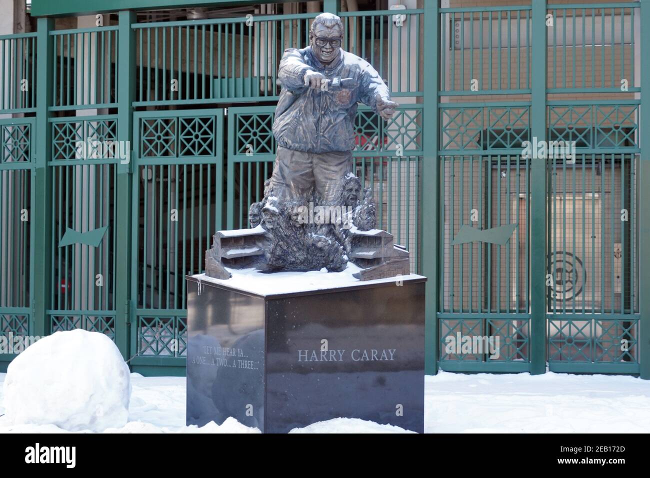 Eine Statue des ehemaligen Chicago Cubs öffentlichen Ansageansager Harry Caray am Wrigley Field, Sonntag, 7. Februar 2021, in Chicago. Stockfoto