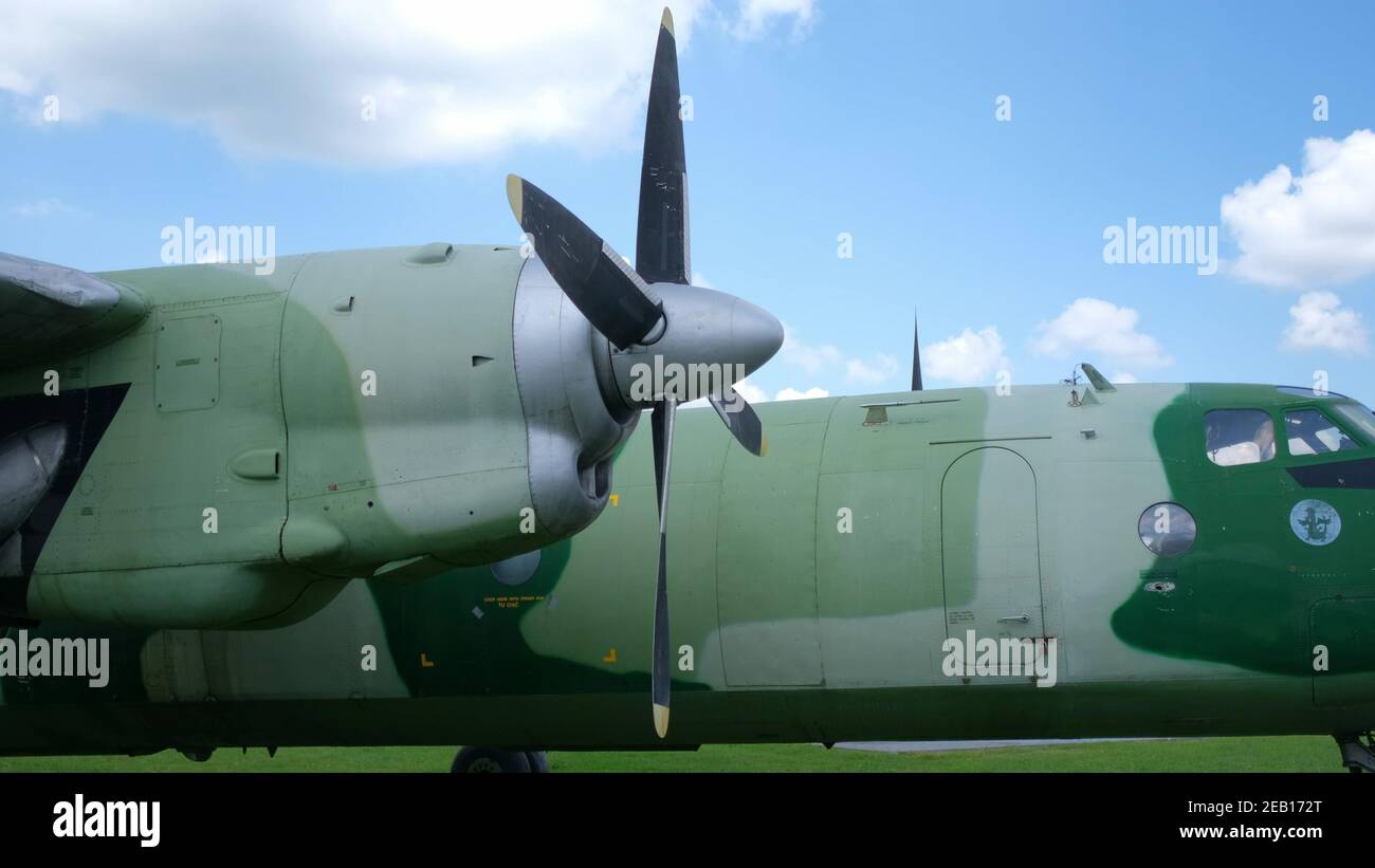 Nahaufnahme der Ausstellung alter Militärflugzeuge. Freilichtmuseum Stockfoto