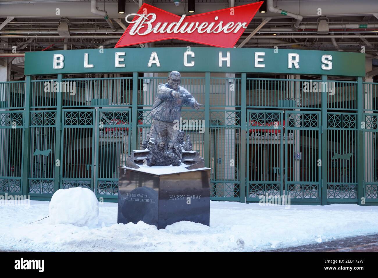 Eine Statue des ehemaligen Chicago Cubs öffentlichen Ansageansager Harry Caray am Wrigley Field, Sonntag, 7. Februar 2021, in Chicago. Stockfoto