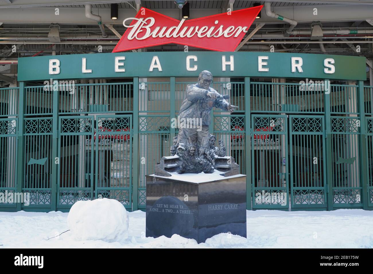 Eine Statue des ehemaligen Chicago Cubs öffentlichen Ansageansager Harry Caray am Wrigley Field, Sonntag, 7. Februar 2021, in Chicago. Stockfoto