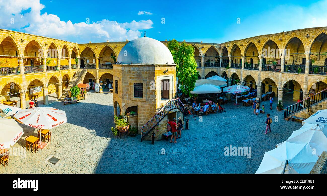 LEFKOSA, ZYPERN, 29. AUGUST 2017: Blick auf ein ehemaliges Kaufmannshotel - buyuk han - das in eine moderne Touristenattraktion umgewandelt wurde, Lefkosa, Cy Stockfoto