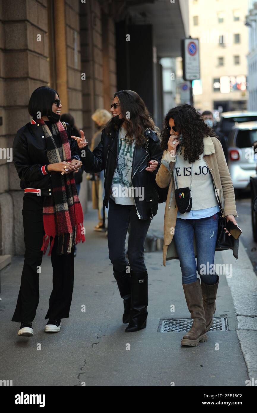 Mailand, Francesca Sofia Novello im Zentrum mit ihrer Mutter und Freundin Francesca Sofia Novello, die bald Valentino Rossi heiraten wird, kommt zusammen mit ihrer Mutter Teresa Del Giudice und Carmen Victoria Rodriguez, ihrer besten Freundin sowie einem venezolanischen Model, ins Zentrum. Nach einem langen Spaziergang beschließen sie, bei "Cova" in der Via Montenapoleone für eine Kaffeepause zu stoppen, dann, nachdem sie gesagt hat, Auf Wiedersehen Francesca geht allein im Auto weg. Stockfoto