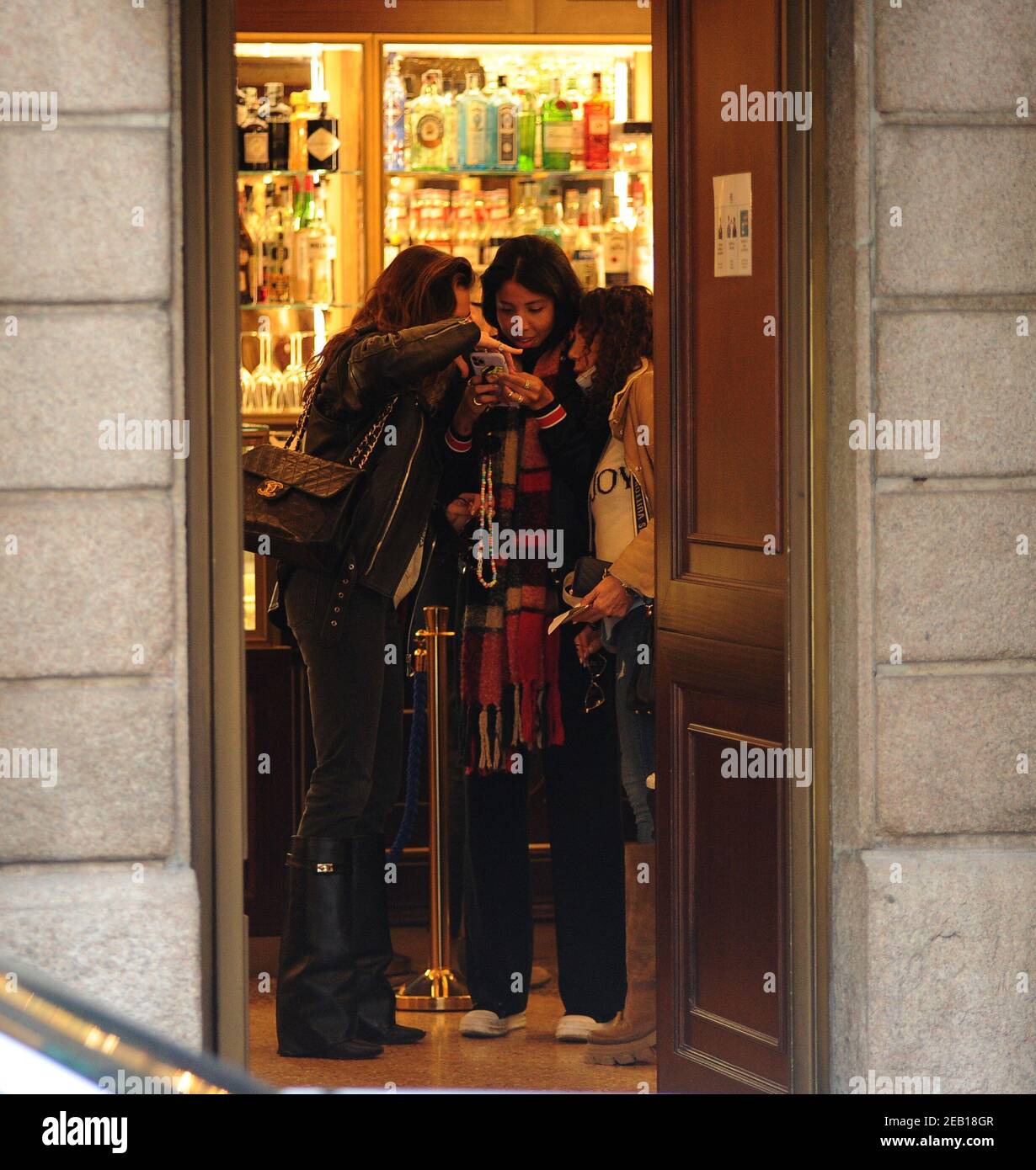 Mailand, Francesca Sofia Novello im Zentrum mit ihrer Mutter und Freundin Francesca Sofia Novello, die bald Valentino Rossi heiraten wird, kommt zusammen mit ihrer Mutter Teresa Del Giudice und Carmen Victoria Rodriguez, ihrer besten Freundin sowie einem venezolanischen Model, ins Zentrum. Nach einem langen Spaziergang beschließen sie, bei "Cova" in der Via Montenapoleone für eine Kaffeepause zu stoppen, dann, nachdem sie gesagt hat, Auf Wiedersehen Francesca geht allein im Auto weg. Stockfoto