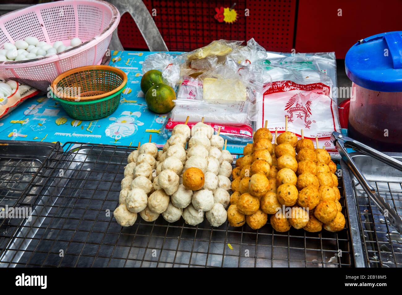 Fishballs vor und nach dem Frieren im Street Food Vendor Stockfoto